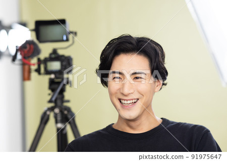 Photographer shooting in the studio 91975647