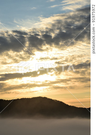 Asahi and sea of clouds seen from the top of the mountain 91975972