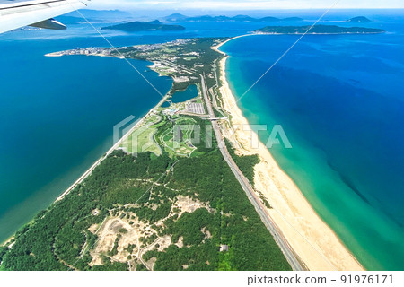 在福岡機場降落前從機艙看到的海之中道和鹿島 91976171