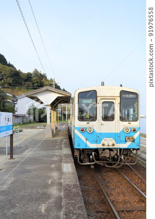 Scenery of Yosan Line (Kai Line) Shimonada Station (Kiha 32 series) 91976558