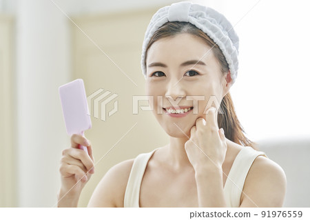Beauty, beauty, skin care, basic makeup, house, house, young woman, Korean 91976559