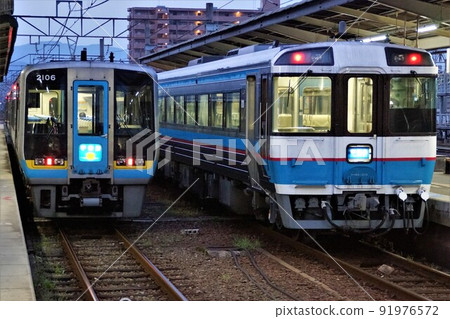 Yosan Line Kiha 185 series and Kiha 2000 series (Limited Express Uwakai) Matsuyama Station in the morning 91976572