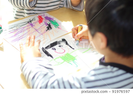Little boy drawing Little boy drawing 91976597