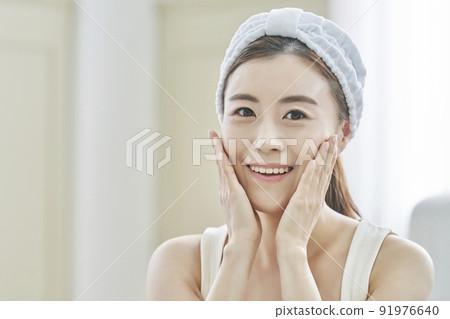 Beauty, beauty, skin care, basic makeup, house, house, young woman, Korean 91976640