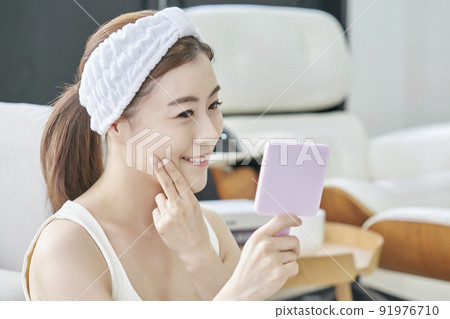 Beauty, beauty, skin care, basic makeup, house, house, young woman, Korean 91976710