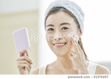 Beauty, beauty, skin care, basic makeup, house, house, young woman, Korean 91976897