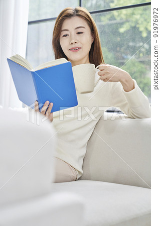Coffee, reading, house, house, young woman, Korean 91976972