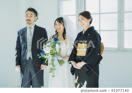 Bride and parents image 91977140