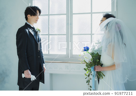 Image of a bride walking with her arms crossed with her father Image of a bride walking with her arms crossed with her father 91977211
