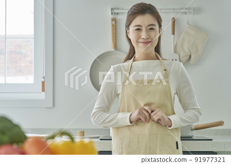 烹飪, 烹飪, 廚師, 廚師, 家庭主婦, 家庭主婦, 年輕女子, 廚房, 廚房, 家庭, 房子, 韓國 烹飪, 烹飪, 廚師, 廚師, 家庭主婦, 家庭主婦, 年輕女子, 廚房, 廚房, 家庭, 房子, 韓國 91977321