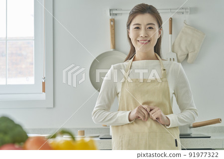 烹飪, 烹飪, 廚師, 廚師, 家庭主婦, 家庭主婦, 年輕女子, 廚房, 廚房, 家庭, 房子, 韓國 烹飪, 烹飪, 廚師, 廚師, 家庭主婦, 家庭主婦, 年輕女子, 廚房, 廚房, 家庭, 房子, 韓國 91977322