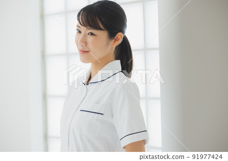 白色的一位女士 91977424