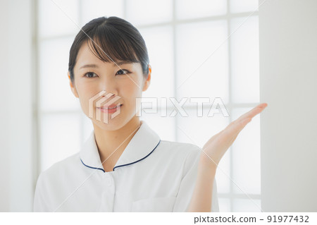 白色的一位女士 91977432