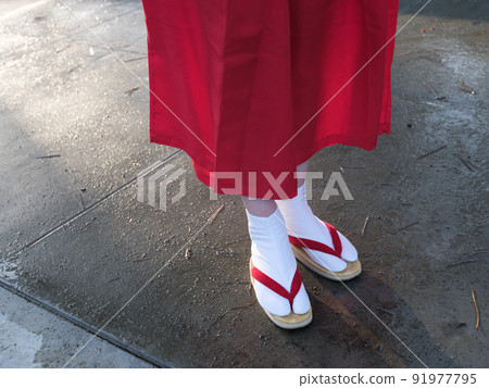 Shrine maiden's feet 91977795