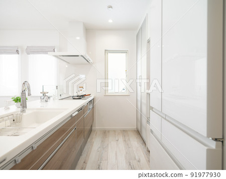 Kitchen in a new house with windows 91977930