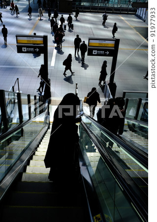 Osaka Station escalator right side traffic 91977933
