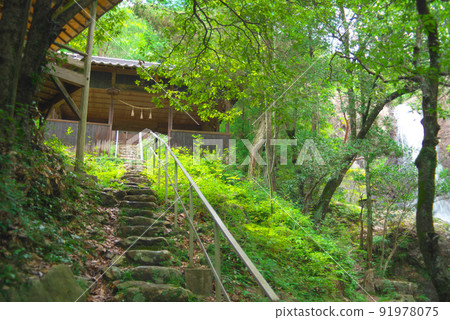 Haiden of the 龗 Shrine and Mitanino Falls, Bizen City, Okayama Prefecture 91978075