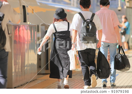 Shinkansen passengers Tokyo Station tourists Shinkansen home Shinkansen passengers Tokyo Station tourists Shinkansen home 91979198