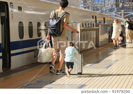 Shinkansen passengers Tokyo Station tourists Shinkansen home 91979200
