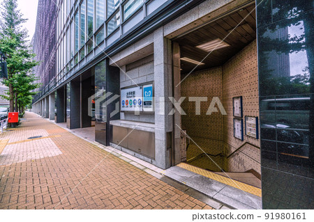 日本東京都市風景 大手町站 大手町大廈出口（入口）和大手町大廈的郵政 91980161