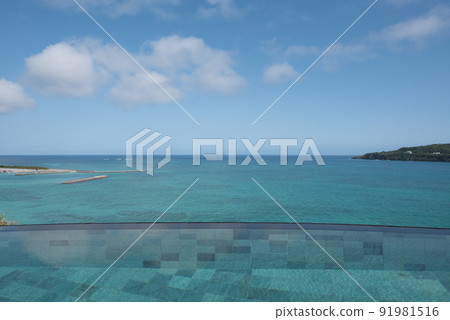 沖繩國頭郡今歸仁村的公寓式酒店 cilma 的無邊泳池和藍天 沖繩國頭郡今歸仁村的公寓式酒店 cilma 的無邊泳池和藍天 91981516