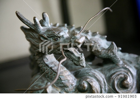 A dragon in the precincts of a Japanese shrine 91981903