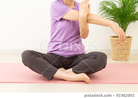 Middle woman stretching indoors 91982001