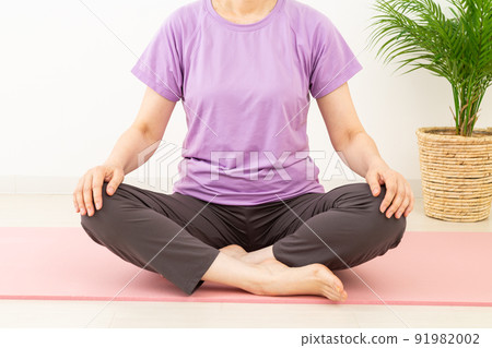 Middle woman stretching indoors 91982002