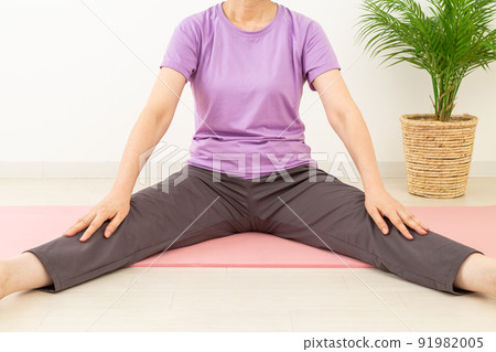 Middle woman stretching indoors 91982005