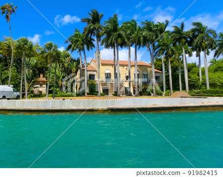 Luxurious mansion in Miami Beach, florida, U.S.A 91982415
