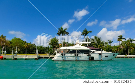 Luxurious mansion in Miami Beach, florida, U.S.A Luxurious mansion in Miami Beach, florida, U.S.A 91982425
