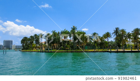 Luxurious mansion in Miami Beach, florida, U.S.A 91982461