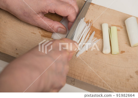 [Shred the green onions with a Santoku knife] 91982664