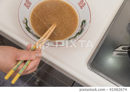 [Middle housewife makes rich soy sauce ramen soup] 91982674