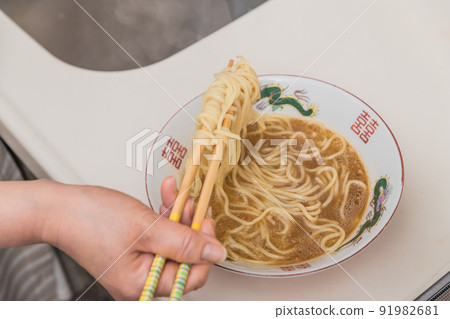 [Middle housewife puts boiled ramen noodles in a bowl] 91982681