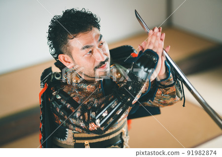 A samurai who takes a serious white blade A samurai who takes a serious white blade 91982874
