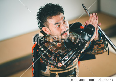 A samurai who takes a serious white blade A samurai who takes a serious white blade 91982875