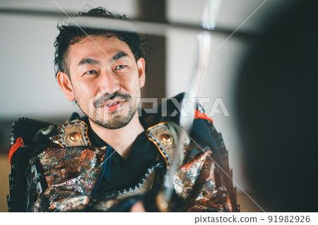 穿著盔甲的武士互相擠壓 91982926