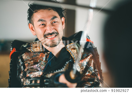 穿著盔甲的武士互相擠壓 91982927