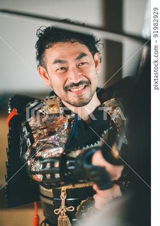 穿著盔甲的武士互相擠壓 91982929