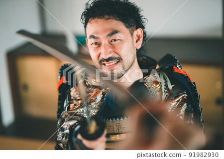 穿著盔甲的武士互相擠壓 91982930