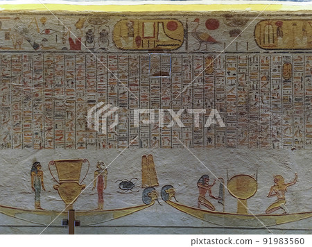Detail of the hieroglyphs painted on the stone of an ancient wall in Egypt 91983560