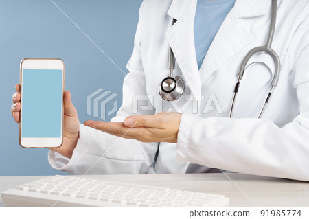 Doctor holding a mockup smartphone with an medical app 91985774