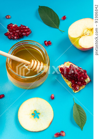 Happy Rosh Hashanah. Pattern from apples, honey and pomegranates on blue background. Jewish traditional religious holiday. 91986842