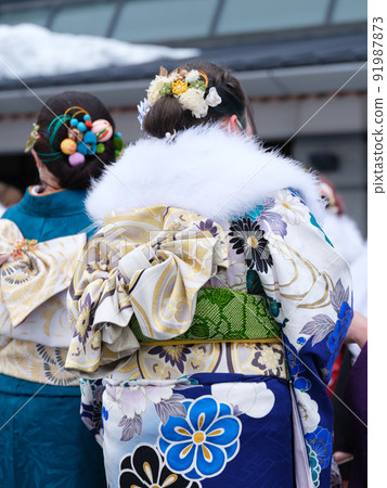 冬日天空下色彩繽紛的成人風風衣 91987873