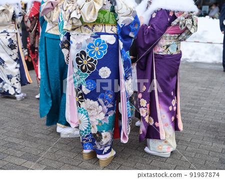 A colorful adult-style furisode under the winter sky 91987874
