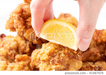 Squeeze the lemon into the fried chicken. Squeeze the lemon into the fried chicken. 91987876