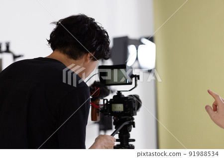 Photographer shooting in the studio 91988534