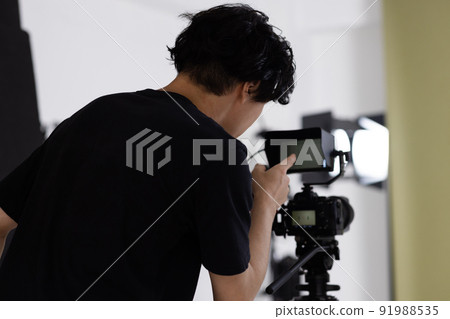 Photographer shooting in the studio 91988535