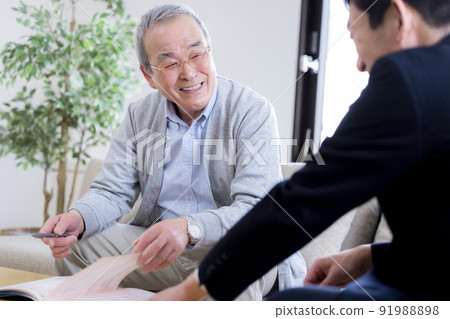A senior man who fills in the ending note 91988898